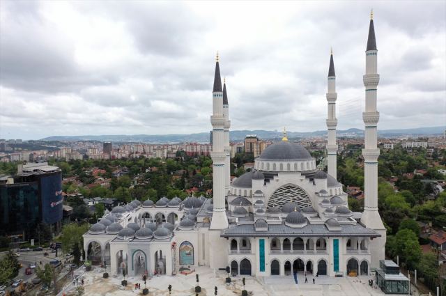 İstanbul'un yeni göz bebeği! 20 bin kişinin aynı anda ibadet edebileceği Barbaros Hayrettin Paşa Camii açıldı