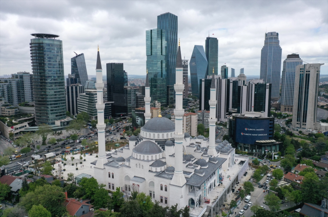 İstanbul'un yeni göz bebeği! 20 bin kişinin aynı anda ibadet edebileceği Barbaros Hayrettin Paşa Camii açıldı