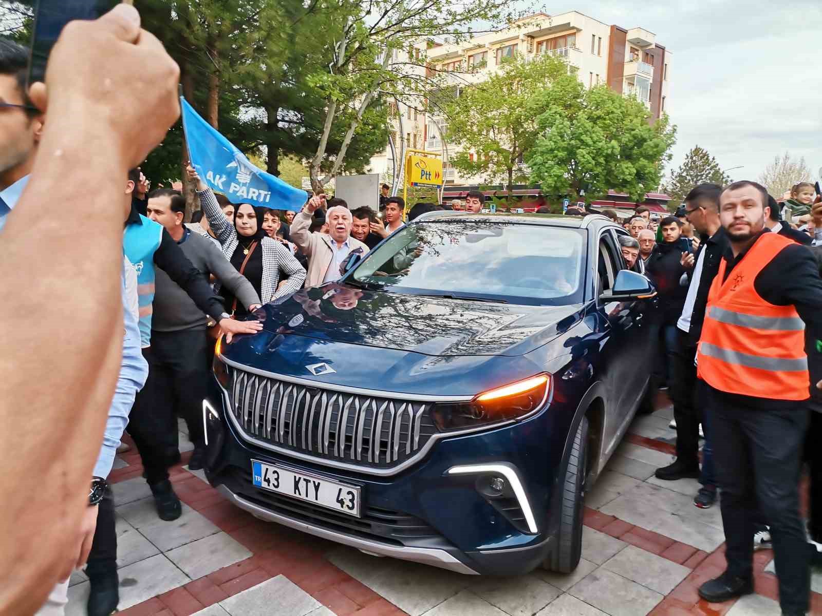 Gedizliler yağmur altında Togg’u bekledi