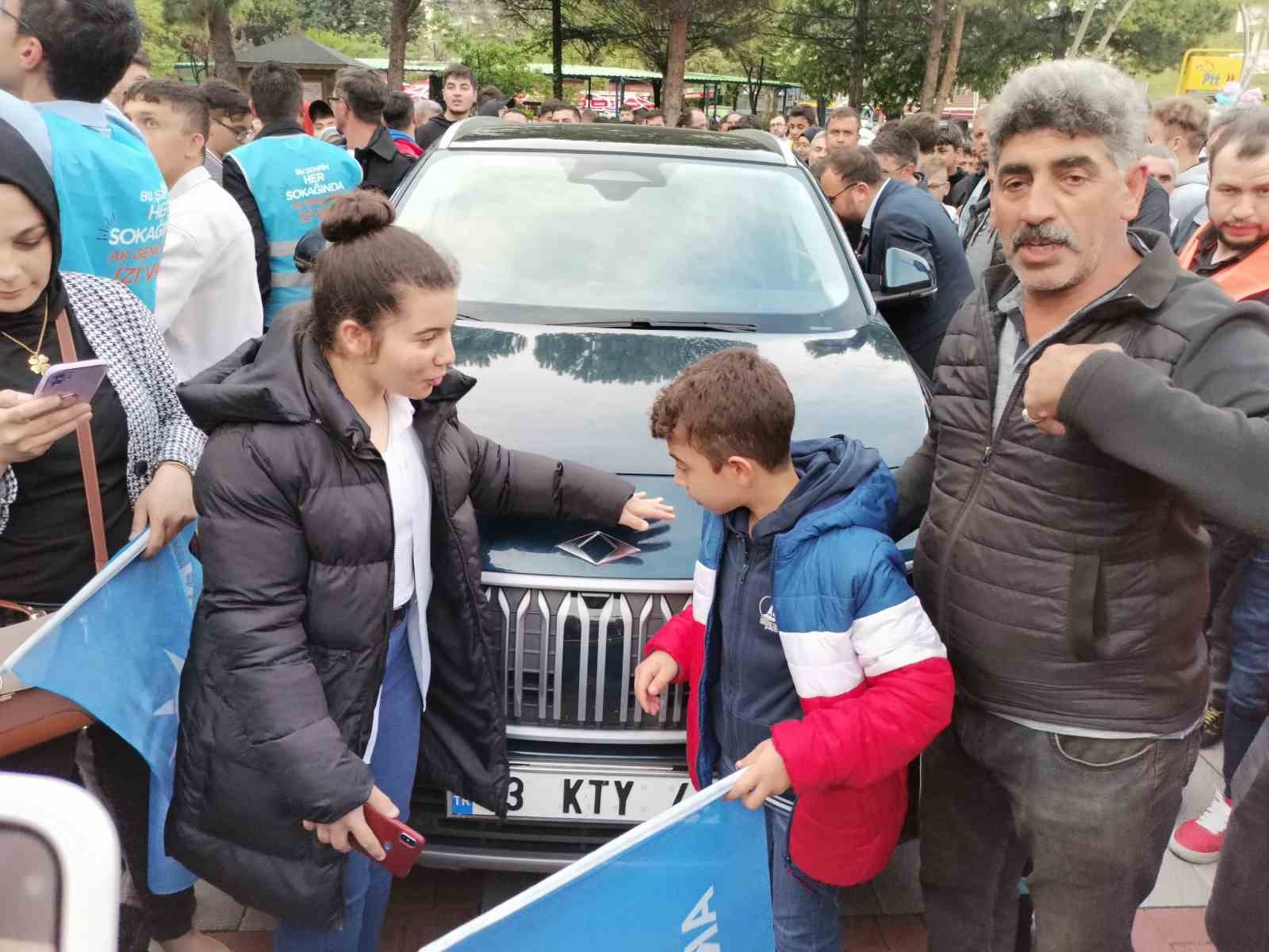 Gedizliler yağmur altında Togg’u bekledi