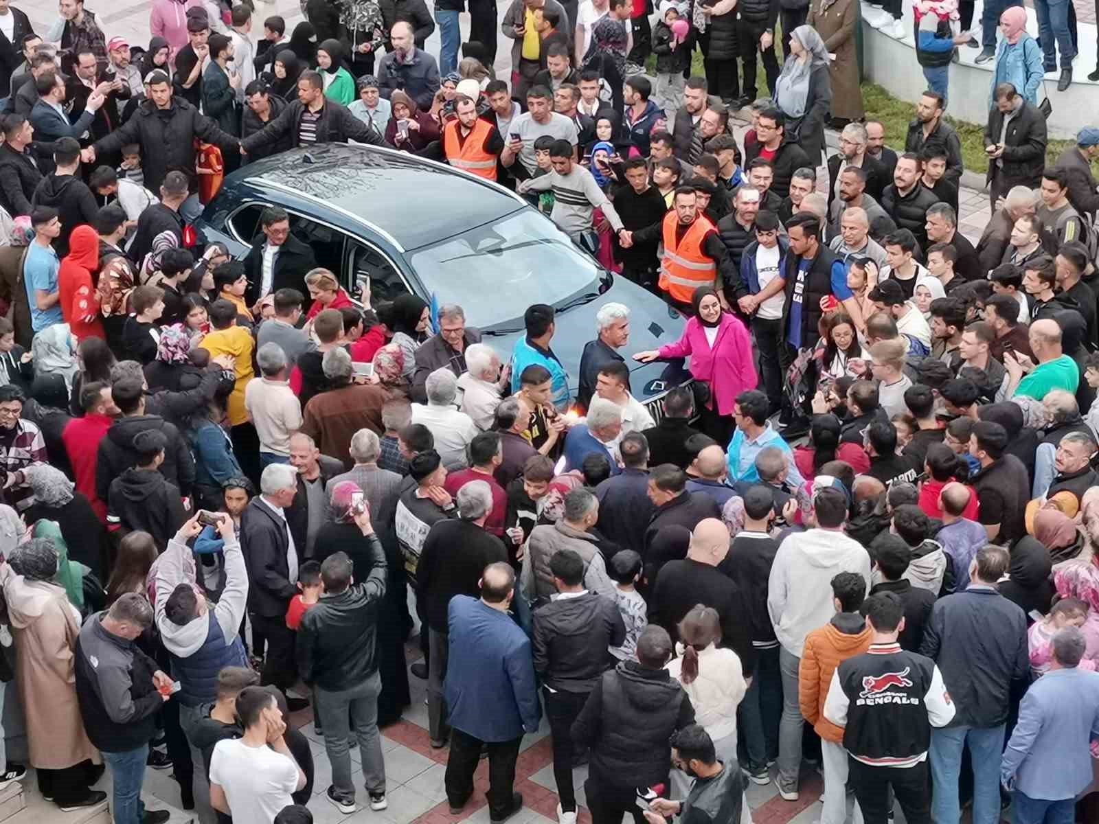 Gedizliler yağmur altında Togg’u bekledi