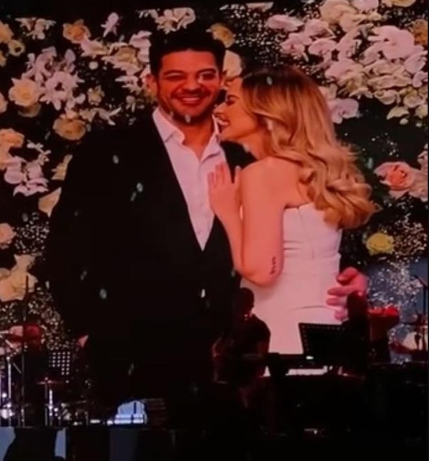 Hadise, aylar önce Mehmet Dinçerler'le verdiği pozu şimdi de Murda ile çektirdi