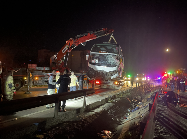 Bursa'da öğrencileri taşıyan tur otobüsü devrildi: 3 ölü, 44 yaralı