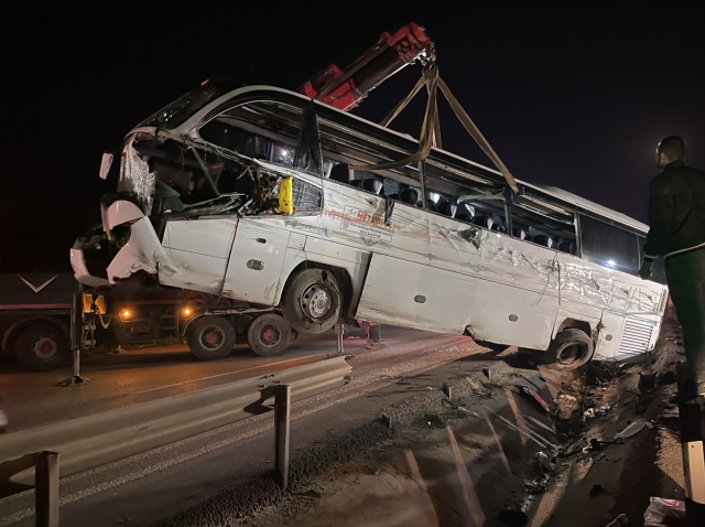 Bursa'da öğrencileri taşıyan tur otobüsü devrildi: 3 ölü, 44 yaralı