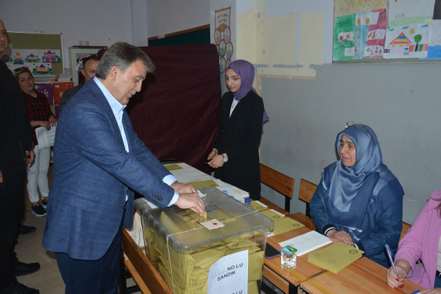 Oyunu İstanbul'da kullanan Abdullah Gül: İnşallah netice de milletimiz için hayırlara vesile olur