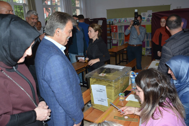 Oyunu İstanbul'da kullanan Abdullah Gül: İnşallah netice de milletimiz için hayırlara vesile olur