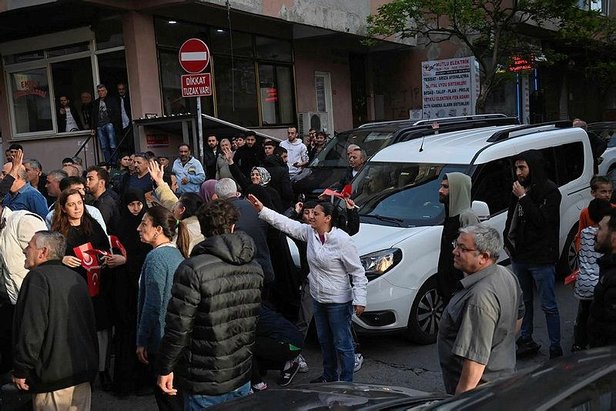 Okmeydanı turunda olay çıktı, Beyoğlu Belediye Başkanı isyan etti: Türk bayrağı taşıyan kadınlarımıza saldırdılar