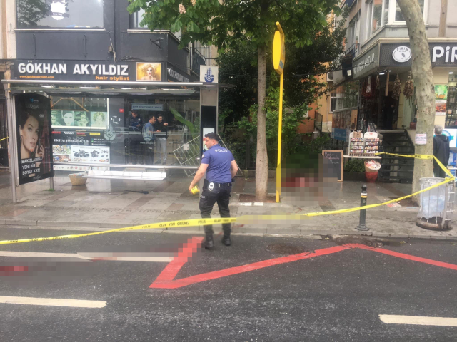 Ev sahibi dehşeti kamerada! Kiracısını karısının yanında defalarca bıçakladı