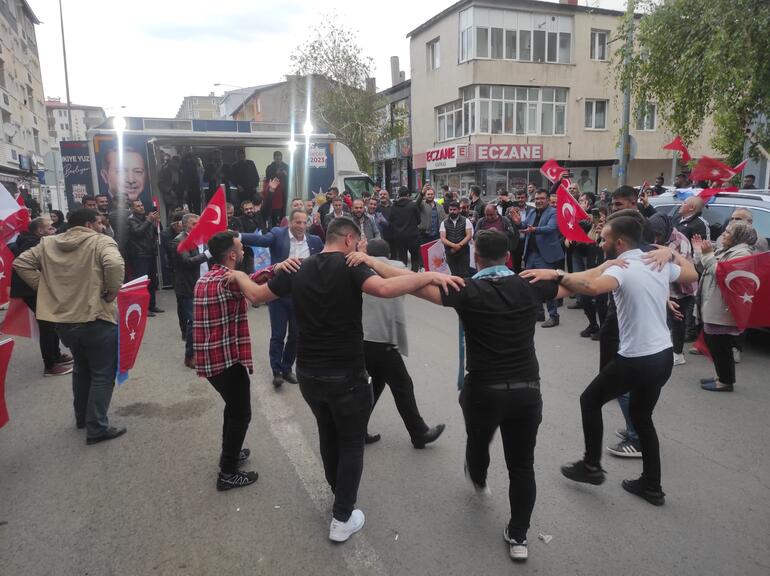 Yurt genelinde seçim sonucu kutlamaları