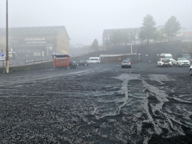 Etna Yanardağı faaliyete geçti! Lav ve küllerin ulaştığı bölgede tüm uçuşlar iptal edildi