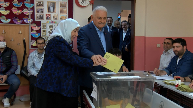 Binali Yıldırım'ın eşine yönelik sözleri salonda kahkaha tufanı kopardı: Ne oldu hanım karar veremedin mi?