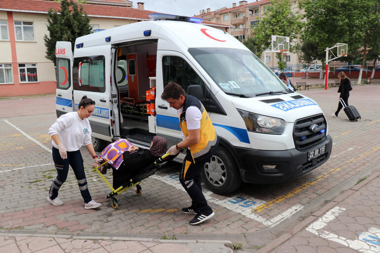 91 yaşında oy kullanmaya tekerlekli sandalye ile getirildi