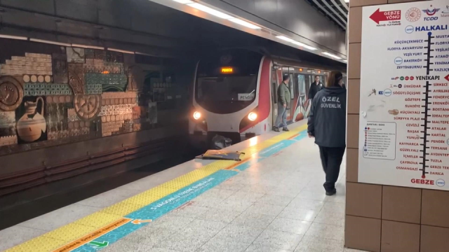 Marmaray'da intihar! Raylara atlayan şahıs hayatını kaybetti