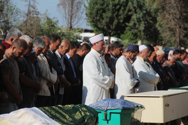 Hatay'da kamyon faciasında ölen 7 kişi, yan yana defnedildi