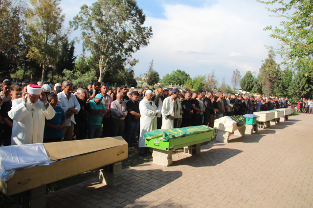 Hatay'da kamyon faciasında ölen 7 kişi, yan yana defnedildi