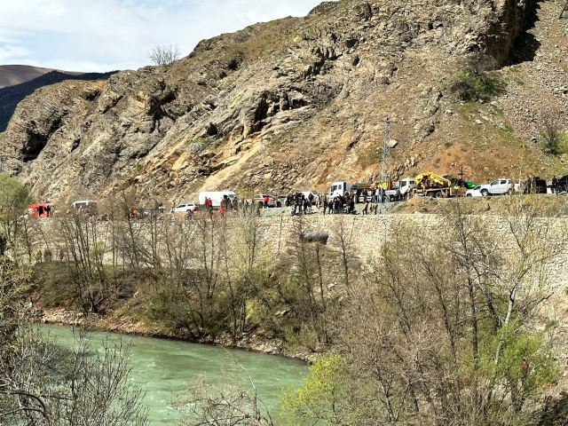 Tunceli Munzur Çayı'na uçan otomobil 11 gün sonra bulundu! Gençlerden haber yok