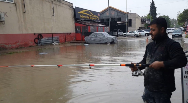 Edirne'de araçlar mahsur kaldı, vatandaş göle dönen yolda oltayla balık tutmaya çalıştı