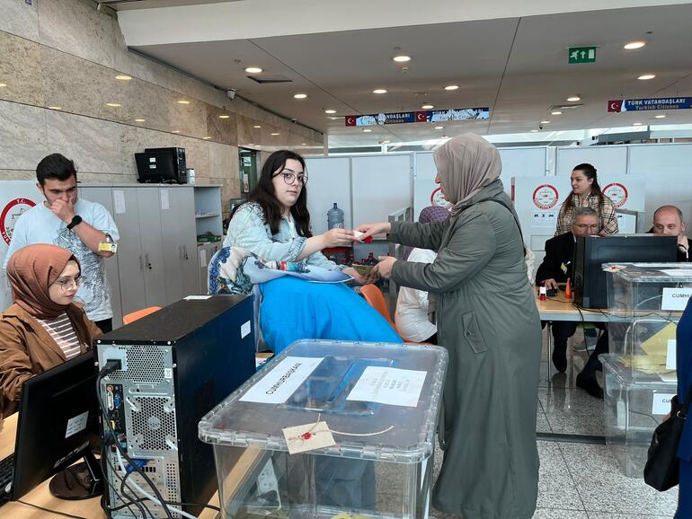 Yurt dışı temsilcilikleri ve gümrük kapılarında oy verme işlemi başladı