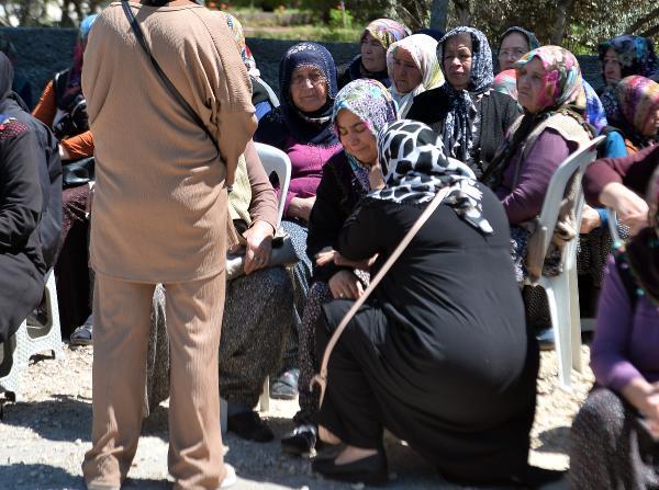 İmamın en zor görevi! Annesi ve kız kardeşinin cenaze namazını gözyaşları içinde kıldırdı