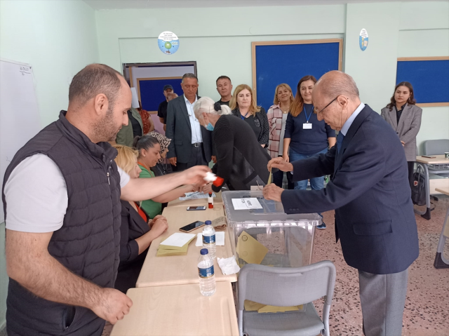 10. Cumhurbaşkanı Ahmet Necdet Sezer oyunu Ankara'da kullandı