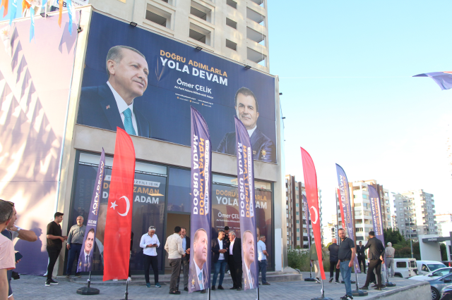 AK Partili Ömer Çelik'in seçim bürosuna bıçaklı saldırı! Karnından yaralanan görevli hastaneye kaldırıldı