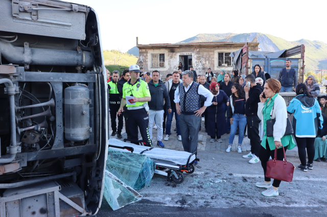 Tırın işçi servisine çarptığı kazada 33 kişi yaralandı! Yaşanan can pazarı kamerada