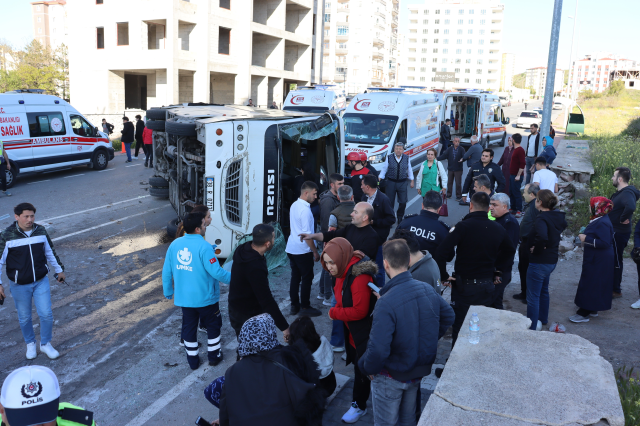 Tırın işçi servisine çarptığı kazada 33 kişi yaralandı! Yaşanan can pazarı kamerada