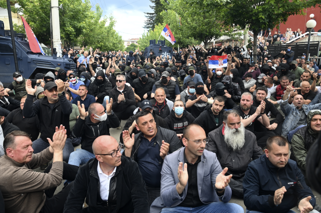 Kosova alev alev! Arnavut belediye başkanı istemeyen Sırp göstericiler NATO askerleriyle çatıştı: Çok sayıda yaralı var