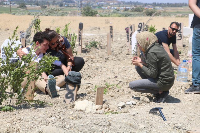 Hatay'daki deprem mezarlığında buruk bayram! Gözyaşlarına boğuldular