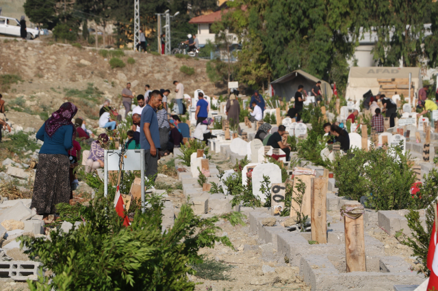 Hatay'daki deprem mezarlığında buruk bayram! Gözyaşlarına boğuldular