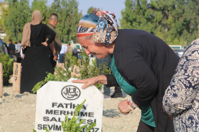 Hatay'daki deprem mezarlığında buruk bayram! Gözyaşlarına boğuldular