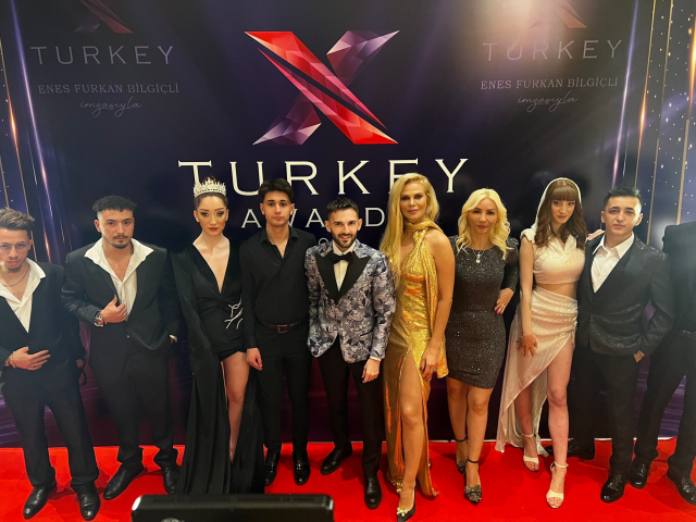 X Turkey Awards ödülleri sahiplerini buldu! Depremzedeler için yapılanlar alkış topladı