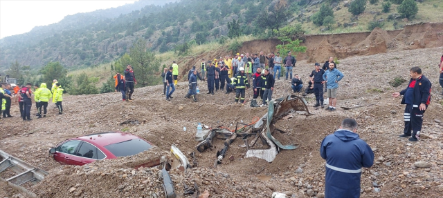 Afyonkarahisar-Denizli kara yolunda heyelan: 1 ölü, 1 yaralı