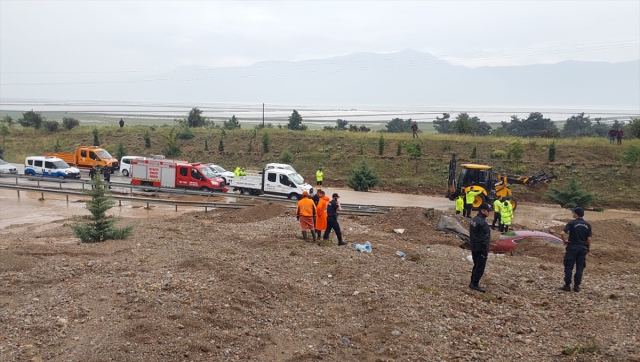 Afyonkarahisar-Denizli kara yolunda heyelan: 1 ölü, 1 yaralı