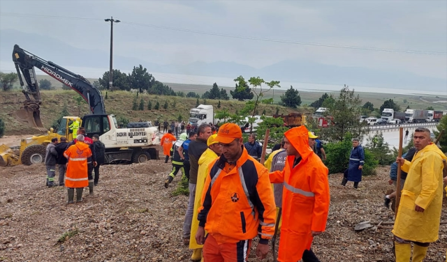 Afyonkarahisar-Denizli kara yolunda heyelan: 1 ölü, 1 yaralı