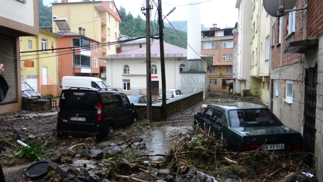 Giresun'da sel felaketi! Ev ve iş yerleri su altında kaldı, 1 kişiden haber alınamıyor