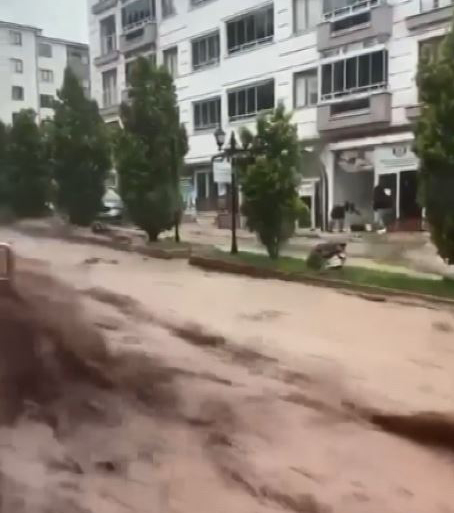 Kırmızı kodla uyarı yapılmıştı! Kastamonu'nun İnebolu ilçesi sel tehlikesi nedeniyle boşaltılıyor