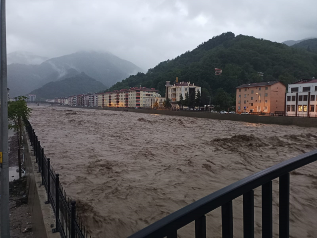 Kırmızı kodla uyarı yapılmıştı! Kastamonu'nun İnebolu ilçesi sel tehlikesi nedeniyle boşaltılıyor