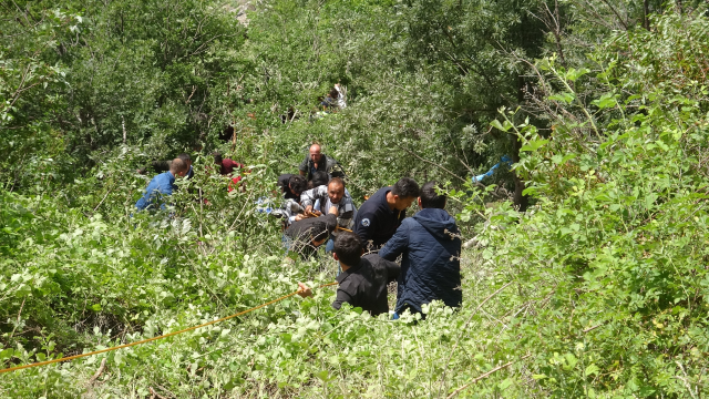 Uçuruma yuvarlanan otomobilde 2 kişi hayatını kaybetti! 20 saat sonra fark edildiler