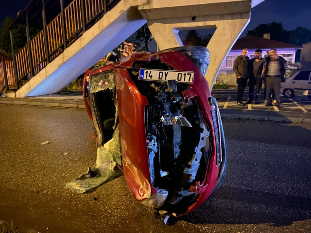 Hurdaya dönen otomobilin sürücüsü olay yerinden kaçtı