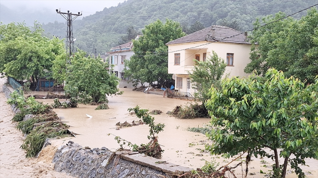 Samsun ve Ordu'da sağanak yağış nedeniyle taşımalı eğitime 1 gün ara verildi