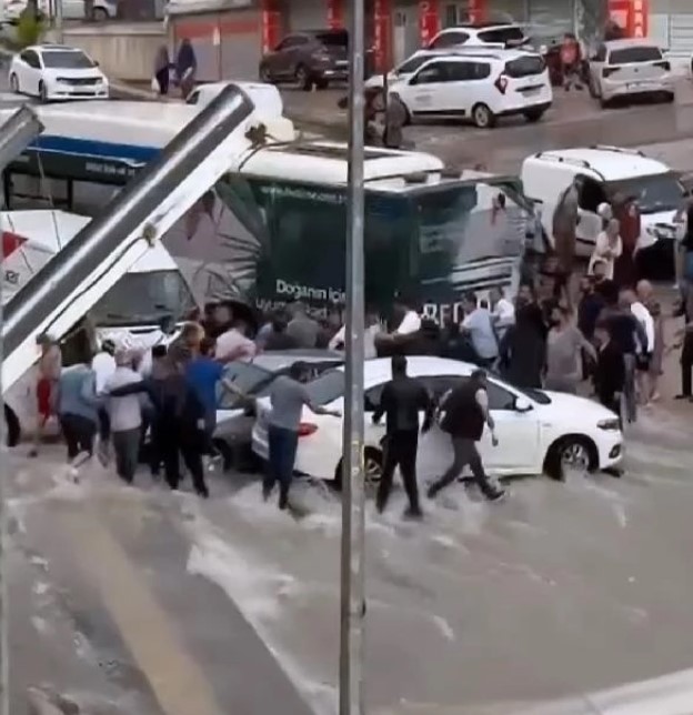 Ankara'yı sel vurdu, sulara kapılan otomobilin sürücüsü için halk seferber oldu