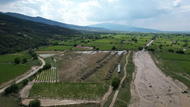 Sağanak Manisa'da hayatı felç etti! Üzüm bağları göle föndü, yollar çöktü