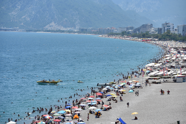 Konyaaltı Sahili'ne gelen turistler kalabalık karşısında şaşkına düştü: Kendimi Hindistan'da gibi hissediyorum