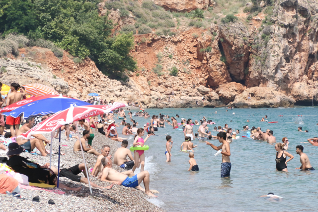 Konyaaltı Sahili'ne gelen turistler kalabalık karşısında şaşkına düştü: Kendimi Hindistan'da gibi hissediyorum