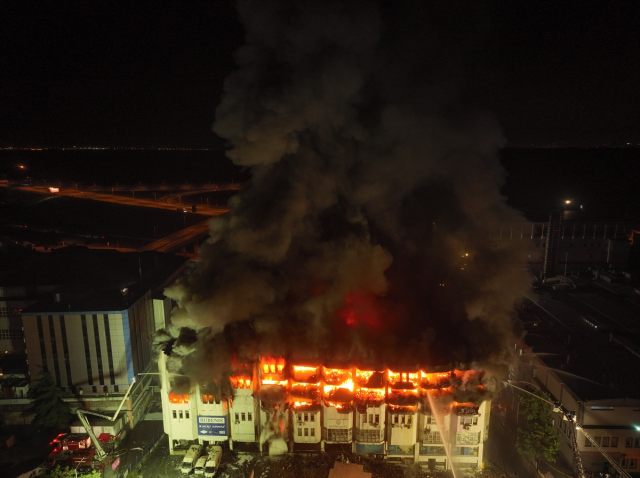 Başakşehir'deki fabrika yangını saatlerdir söndürülemiyor! Birçok ilçeden takviye ekip gitti