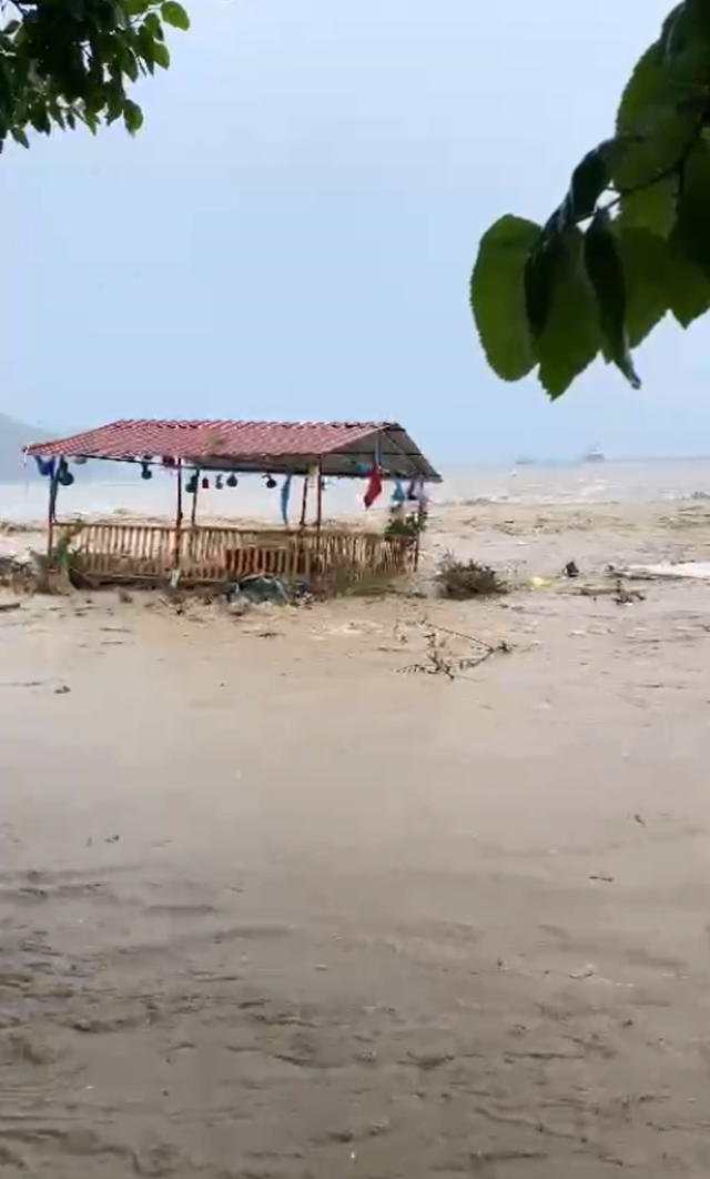 Antalya'da şiddetli yağmurun sebep olduğu sel, hayatı felç etti