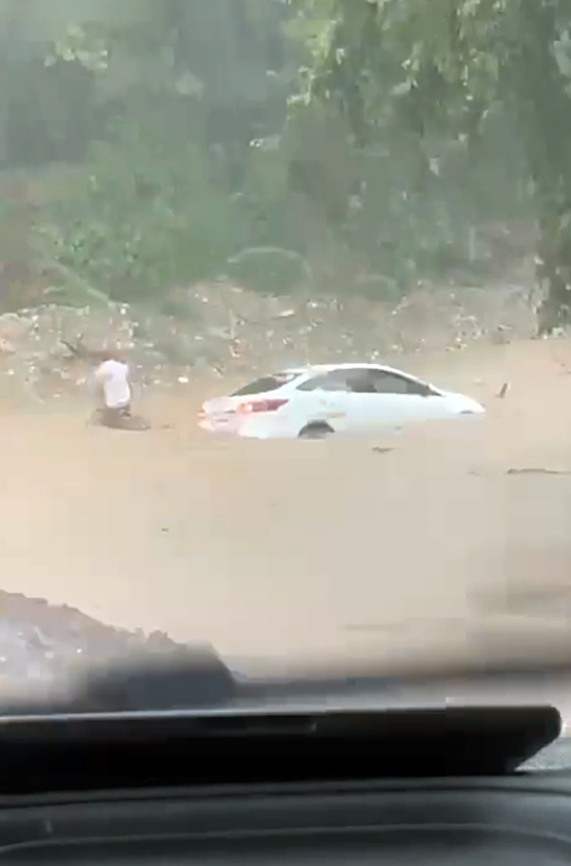 Antalya'da şiddetli yağmurun sebep olduğu sel, hayatı felç etti