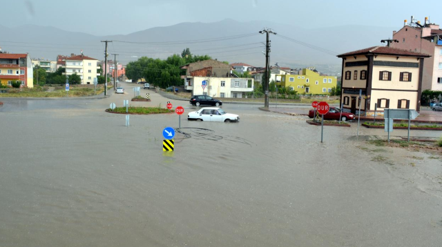 2 kentte can alan şiddetli yağış, yurt genelinde etkisini sürdürüyor! Meteoroloji'den 14 ile sarı, 2 ile turuncu uyarı var