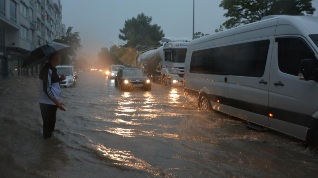 2 kentte can alan şiddetli yağış, yurt genelinde etkisini sürdürüyor! Meteoroloji'den 14 ile sarı, 2 ile turuncu uyarı var